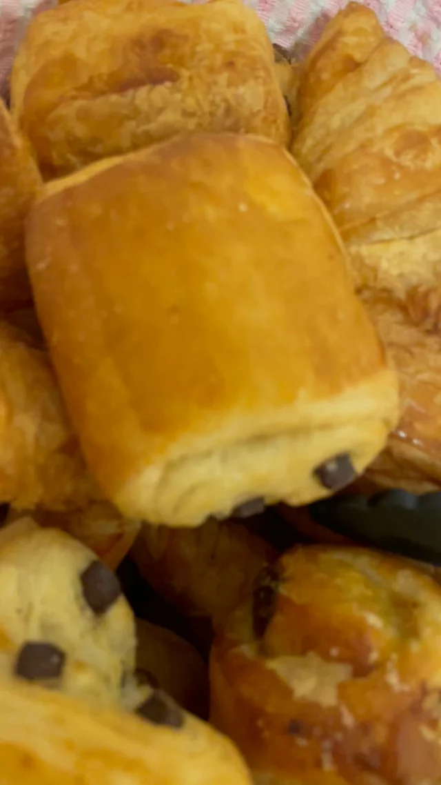 Ça n’a l’air de rien comme ça, mais le petit déjeuner d’accueil est essentiel à une bonne formation.

J’y suis très attachée, les apprenant.e.s des ateliers du citron le savent bien! 

Nous sommes aimablement accueillis par l’association le tourbillon et la ville de Villepreux. 

#lesateliersducitron #pedagogiemontessori #babymontessori #formationmontessori