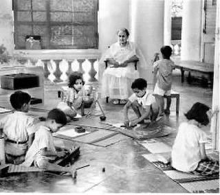 Dans la pédagogie Montessori, l’observation est la clé. 

Maria Montessori elle même passait de nombreuses heures à observer l’ambiance, et les enfants. 

C’est pour cette raison même que la pédagogie qui a découlé de ces observation coule de source. Elle émane directement de l’enfant lui même. 

En prenant le temps de regarder l’enfant, de décoder ses gestes et ses réactions, l’éducateur comprend comment ajuster son approche pour mieux répondre à ses besoins.

Nos journées pédagogiques initient vos équipes à cette méthode d’observation scientifique, afin qu’elles puissent développer une vision plus fine et plus respectueuse du développement de chaque enfant.

Un savoir-faire qui s’acquiert par la pratique, et qui transforme profondément la relation éducateur-enfant.

#formationmontessori #montessori3-6ans #montessori 0-3ans #montessori #lesateliersducitron