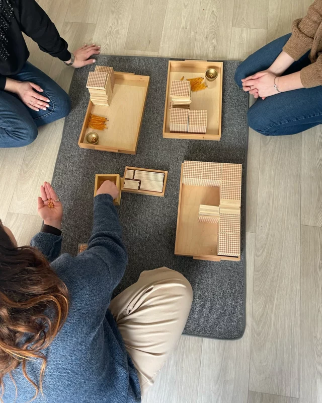 🎁 Cette formation Montessori est le cadeau parfait pour votre carrière ! Apprenez des méthodes concrètes pour encourager l’autonomie, la discipline et la créativité chez vos élèves.

#formationmontessori  #montessori3-6ans  #pedagogiemontessori  #montessori  #lesateliersducitron 
Formation aimablement accueillie par @associationtourbillon